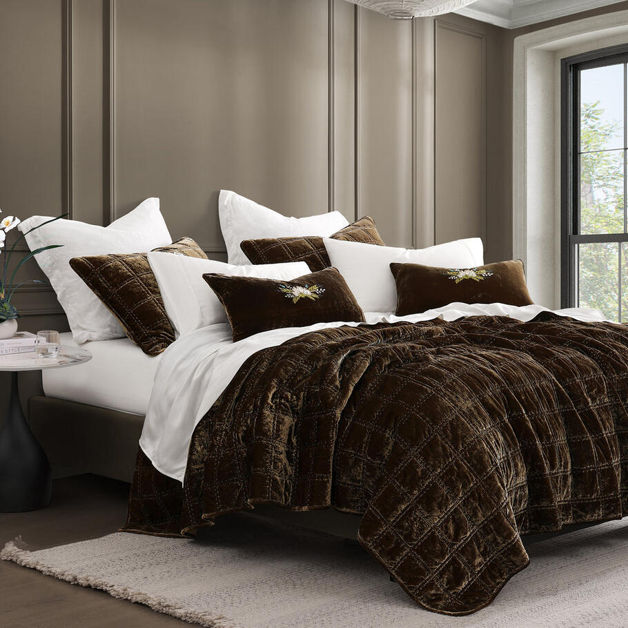King-sized Green Ochre Faux Silk Velvet Quilt Set showcasing elegant stitching and a smooth velvet finish in a rich green ochre color.​