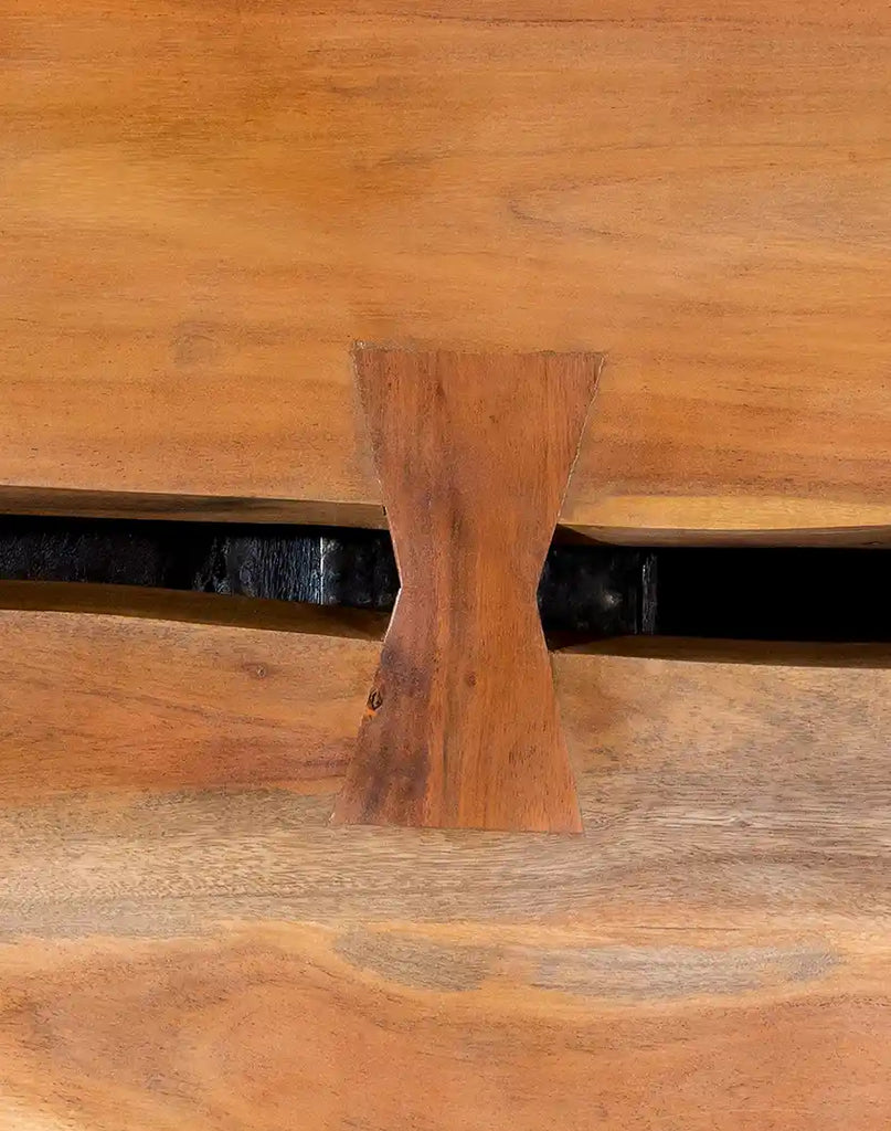 Detailed shot of the headboard's live edge, illustrating the intricate craftsmanship and the natural beauty of the Acacia wood.